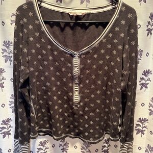 VICTORIA'S SECRET Snowflake Thermal
Henley SIZE SMALL